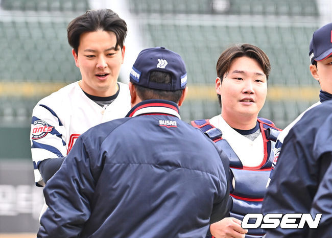 [OSEN=부산, 이석우 기자] 8일 부산 사직야구장에서 2025 신한 SOL 뱅크 KBO 리그 롯데 자이언츠와 KIA 타이거즈의 시범경기가 열렸다. 홈팀 롯데가 4-3으로 KIA 타이거즈에 역전승 했다.롯데 자이언츠 김태형 감독이 김원중, 정보근과 승리의 하이파이브를 하고 있다. 2025.03.08 / foto0307@osen.co.kr