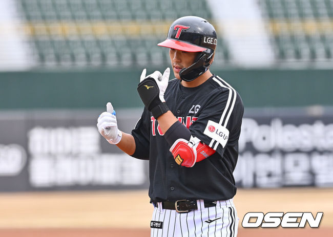 [OSEN=부산, 이석우 기자] 10일 부산 사직야구장에서 2025 신한 SOL 뱅크 KBO 리그 롯데 자이언츠와 LG 트윈스의 시범경기가 열렸다. 홈팀 롯데는 김진욱이 선발로 출전하고, 방문팀 LG는 에르난데스가 선발로 출전했다.LG 트윈스 송찬의가 6회초 1사 1,3루 좌익수 오른쪽 1타점 안타를 치고 세리머니를 하고 있다. 2025.03.10 / foto0307@osen.co.kr