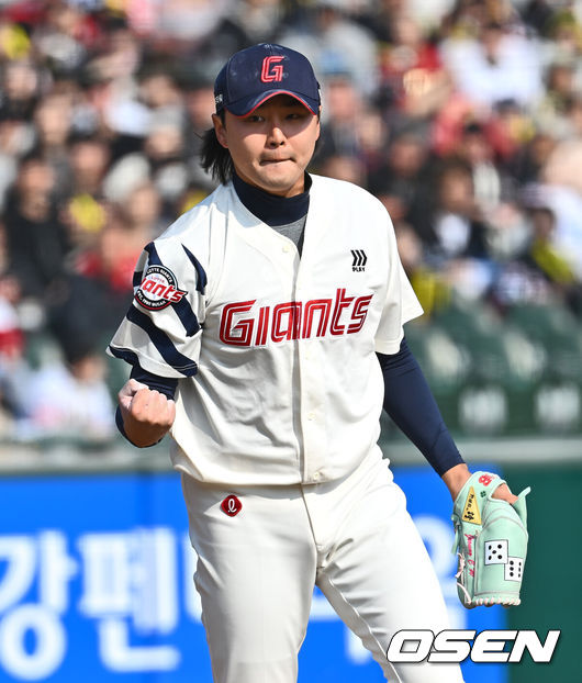 [OSEN=부산, 이석우 기자] 9일 부산 사직야구장에서 2025 신한 SOL 뱅크 KBO 리그 롯데 자이언츠와 KIA 타이거즈의 시범경기가 열렸다. 홈팀 롯데는 반즈가 선발로 출전하고, 방문팀 KIA는 윤영철이 선발로 출전했다.롯데 자이언츠 정철원이 8회초 KIA 타이거즈 윤도현을 삼진으로 잡고 환호하고 있다. 2025.03.09 / foto0307@osen.co.kr