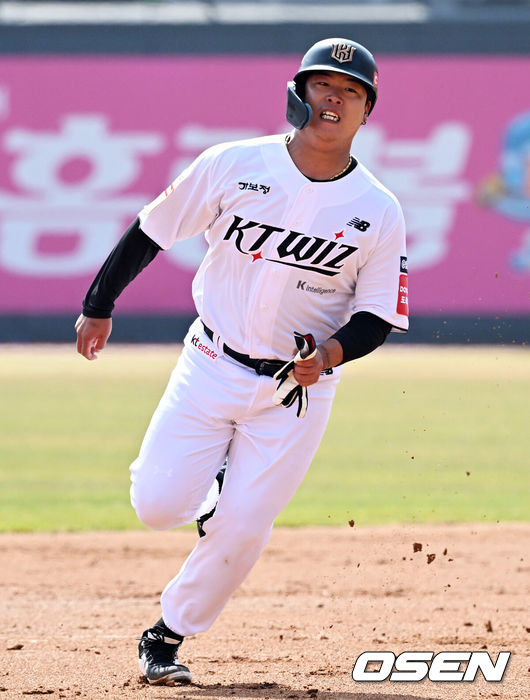 [OSEN=수원, 지형준 기자] 11일 오후 수원KT위즈파크에서 2025 신한 SOL뱅크 KBO 리그 시범경기 KT 위즈와 키움 히어로즈의 경기가 열렸다.KBO리그 10개 구단은 오는 18일까지 시범경기 10경기를 소화한다. 2025시즌 개막전은 오는 22일 개최된다. 개막전 매치업은 LG-롯데(서울 잠실구장), KIA-NC(광주-기아챔피언스필드), SSG-두산(인천 SSG랜더스필드), KT-한화(수원 KT위즈파크), 삼성-키움(대구 삼성라이온즈파크)이다.1회말 1사 1루에서 KT 강백호가 허경민의 좌전 안타에 3루로 전력 질주하고 있다. 2025.03.11 / jpnews@osen.co.kr
