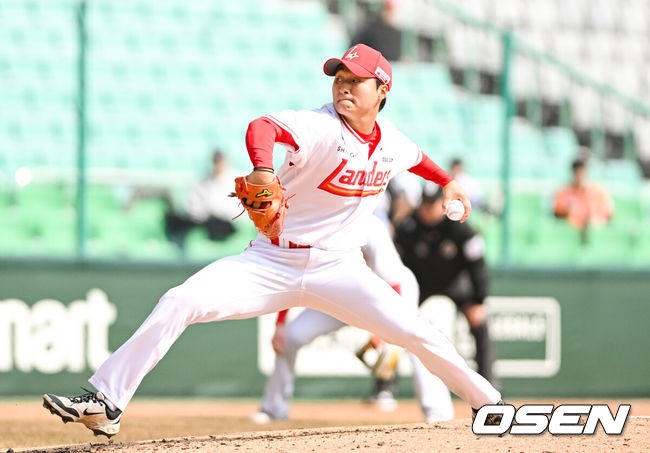 [OSEN=인천, 박준형 기자] 11일 오후 인천 SSG랜더스필드에서 ‘2025 신한 SOL BANK KBO리그’ SSG 랜더스와 한화 이글스의 시범경기가 진행됐다.이날 SSG은 정동윤을, 한화는 와이스를 선발투수로 내세웠다. 4회초 SSG 신지환 투수가 역투하고 있다.    2025.03.11 / soul1014@osen.co.kr