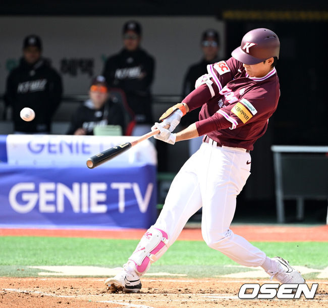 [OSEN=수원, 지형준 기자] 11일 오후 수원KT위즈파크에서 2025 신한 SOL뱅크 KBO 리그 시범경기 KT 위즈와 키움 히어로즈의 경기가 열렸다.KBO리그 10개 구단은 오는 18일까지 시범경기 10경기를 소화한다. 2025시즌 개막전은 오는 22일 개최된다. 개막전 매치업은 LG-롯데(서울 잠실구장), KIA-NC(광주-기아챔피언스필드), SSG-두산(인천 SSG랜더스필드), KT-한화(수원 KT위즈파크), 삼성-키움(대구 삼성라이온즈파크)이다.3회초 1사에서 키움 이주형이 역전 우월 솔로포를 날리고 있다. 2025.03.11 / jpnews@osen.co.kr