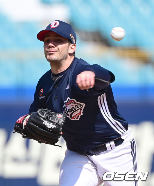 [OSEN=대구, 김성락 기자] 11일 오후 대구 삼성라이온즈파크에서  2025 신한 SOL뱅크 KBO 리그 시범경기 삼성 라이온즈와 두산 베어스의 경기가 열렸다.KBO리그 10개 구단은 오는 18일까지 시범경기 10경기를 소화한다. 2025시즌 개막전은 오는 22일 개최된다. 개막전 매치업은 LG-롯데(서울 잠실구장), KIA-NC(광주-기아챔피언스필드), SSG-두산(인천 SSG랜더스필드), KT-한화(수원 KT위즈파크), 삼성-키움(대구 삼성라이온즈파크)이다.1회말 두산 선발 잭로그가 마운드에 올라 힘차게 공을 뿌리고 있다. 2025.03.11 / ksl0919@osen.co.kr