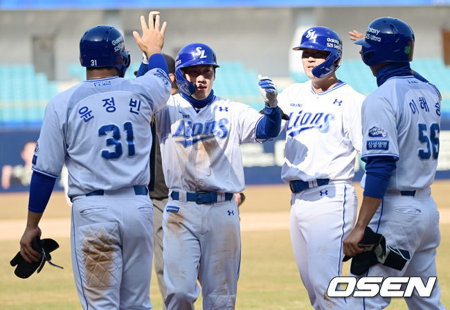[OSEN=대구, 김성락 기자] 11일 오후 대구 삼성라이온즈파크에서  2025 신한 SOL뱅크 KBO 리그 시범경기 삼성 라이온즈와 두산 베어스의 경기가 열렸다.KBO리그 10개 구단은 오는 18일까지 시범경기 10경기를 소화한다. 2025시즌 개막전은 오는 22일 개최된다. 개막전 매치업은 LG-롯데(서울 잠실구장), KIA-NC(광주-기아챔피언스필드), SSG-두산(인천 SSG랜더스필드), KT-한화(수원 KT위즈파크), 삼성-키움(대구 삼성라이온즈파크)이다.6회말 2사 만루 삼성 홍형빈이 만루 홈런을 날린 뒤 홈에서 동료 선수들과 하이파이브를 하고 있다. 2025.03.11 / ksl0919@osen.co.kr