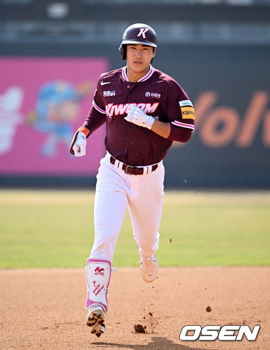 [OSEN=수원, 지형준 기자] 11일 오후 수원KT위즈파크에서 2025 신한 SOL뱅크 KBO 리그 시범경기 KT 위즈와 키움 히어로즈의 경기가 열렸다.KBO리그 10개 구단은 오는 18일까지 시범경기 10경기를 소화한다. 2025시즌 개막전은 오는 22일 개최된다. 개막전 매치업은 LG-롯데(서울 잠실구장), KIA-NC(광주-기아챔피언스필드), SSG-두산(인천 SSG랜더스필드), KT-한화(수원 KT위즈파크), 삼성-키움(대구 삼성라이온즈파크)이다.3회초 1사에서 키움 이주형이 역전 우월 솔로포를 날리며 그라운드를 돌고 있다. 2025.03.11 / jpnews@osen.co.kr