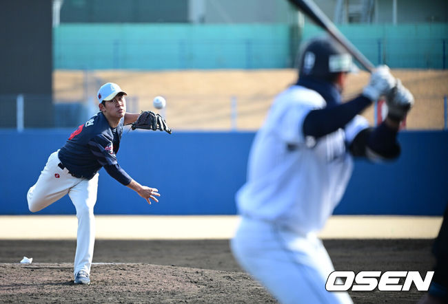 [OSEN=미야자키(일본), 지형준 기자] 23일 일본 미야자키현 니치난시 난고스타디움에서 롯데 자이언츠와 일본프로야구 세이부 라이온스의 연습경기가 열렸다.롯데는 지난 20일을 마지막으로 대만 타이난 1차 스프링캠프를 마무리 지었다. 22일 일본 미야자키로 이동한 롯데는 구춘 미야자키 베이스볼 게임즈 리그에 참가한다. 구춘리그에서는 지바 롯데 마린스, 세이부 라이온즈, 소프트뱅크 호크스, 오릭스 버팔로즈 등 일본프로야구(NPB) 구단들, 그리고 KBO리그 두산 베어스 등과 총 5경기를 치른다. 아울러 자매구단인 지바 롯데와의 교류전도 1경기 치른다. 미야자키에서 총 6차례의 실전 경기를 치르고 귀국해 시범경기와 정규시즌을 준비한다.6회말 롯데 박세현이 역투하고 있다. 2025.02.23 /jpnews@osen.co.kr