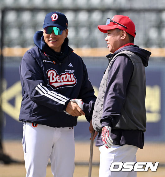 [OSEN=잠실, 지형준 기자] 13일 오후 서울 잠실야구장에서 2025 신한 SOL뱅크 KBO 리그 시범경기 두산 베어스와 KIA 타이거즈의 경기가 열렸다.KBO리그 10개 구단은 오는 18일까지 시범경기 10경기를 소화한다. 2025시즌 개막전은 오는 22일 개최된다.두산 이승엽 감독과 KIA 이범호 감독이 경기에 앞서 인사를 나누고 있다. 2025.03.13 /