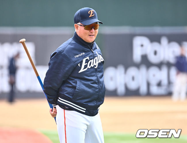 [OSEN=부산, 이석우 기자] 13일 부산 사직야구장에서 2025 신한 SOL 뱅크 KBO 리그 롯데 자이언츠와 한화 이글스의 시범경기가 열린다. 한화 이글스 김경문이 훈련을 지켜보고 있다. 2025.03.13 / foto0307@osen.co.kr