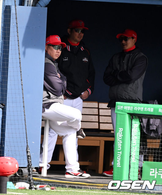 [OSEN=잠실, 지형준 기자] 13일 오후 서울 잠실야구장에서 2025 신한 SOL뱅크 KBO 리그 시범경기 두산 베어스와 KIA 타이거즈의 경기가 열렸다.KBO리그 10개 구단은 오는 18일까지 시범경기 10경기를 소화한다. 2025시즌 개막전은 오는 22일 개최된다.KIA 이범호 감독이 더그아웃에서 경기를 지켜보고 있다. 2025.03.13 / 