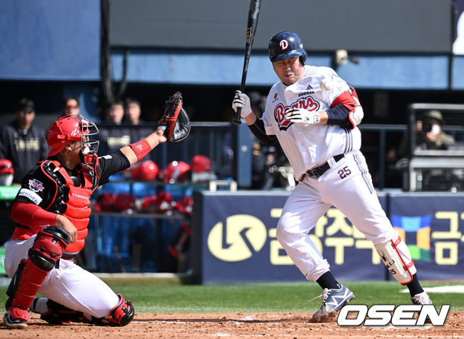 [OSEN=잠실, 지형준 기자] 13일 오후 서울 잠실야구장에서 2025 신한 SOL뱅크 KBO 리그 시범경기 두산 베어스와 KIA 타이거즈의 경기가 열렸다.KBO리그 10개 구단은 오는 18일까지 시범경기 10경기를 소화한다. 2025시즌 개막전은 오는 22일 개최된다.3회말 2사에서 두산 양의지가 KIA 올러 투구에 맞고 있다. 2025.03.13 / jpnews@osen.co.kr