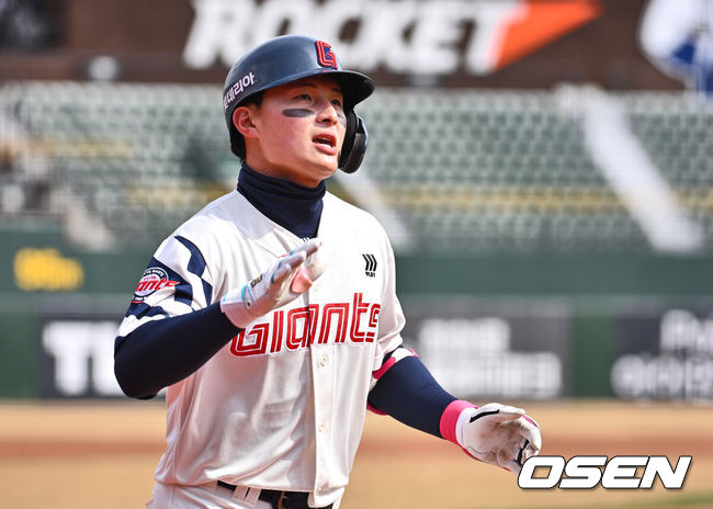 [OSEN=부산, 이석우 기자] 13일 부산 사직야구장에서 2025 신한 SOL 뱅크 KBO 리그 롯데 자이언츠와 한화 이글스의 시범경기가 열렸다. 홈팀 롯데는 데이비슨이 선발로 출전하고, 방문팀 한화는 류현진이 선발로 출전했다.롯데 자이언츠 윤동희가 5회말 2사 중월 동점 솔로 홈런을 치고 미소짓고 있다. 2025.03.13 / foto0307@osen.co.kr