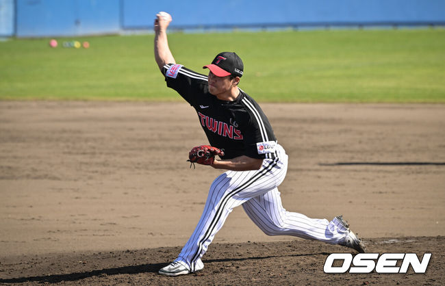 [OSEN=오키나와(일본), 조은정 기자] 1일(한국시간) 일본 오키나와 온나손 아카마 구장에서 삼성 라이온즈와 LG 트윈스의 연습경기가 열렸다.삼성은 오키나와에서 국내와 일본 팀을 상대로 연습 경기를 7번 치른 뒤 3월 5일 귀국, 시범경기를 준비한다.8회말 LG 김대현이 역투하고 있다. 2025.03.01 /cej@osen.co.kr