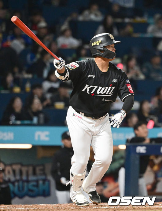 [OSEN=창원, 김성락 기자] 13일 오후 경남 창원NC파크에서  2025 신한 SOL뱅크 KBO 리그 시범경기 NC 다이노스와 KT 위즈의 경기가 열렸다.KBO리그 10개 구단은 오는 18일까지 시범경기 10경기를 소화한다. 2025시즌 개막전은 오는 22일 개최된다. 개막전 매치업은 LG-롯데(서울 잠실구장), KIA-NC(광주-기아챔피언스필드), SSG-두산(인천 SSG랜더스필드), KT-한화(수원 KT위즈파크), 삼성-키움(대구 삼성라이온즈파크)이다.4히초 2사 1, 3루 KT 강백호가 역전 2타점 적시 2루타를 날리고 있다. 2025.03.13 / ksl0919@osen.co.kr
