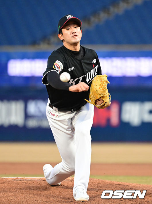 [OSEN=창원, 김성락 기자] 13일 오후 경남 창원NC파크에서  2025 신한 SOL뱅크 KBO 리그 시범경기 NC 다이노스와 KT 위즈의 경기가 열렸다.KBO리그 10개 구단은 오는 18일까지 시범경기 10경기를 소화한다. 2025시즌 개막전은 오는 22일 개최된다. 개막전 매치업은 LG-롯데(서울 잠실구장), KIA-NC(광주-기아챔피언스필드), SSG-두산(인천 SSG랜더스필드), KT-한화(수원 KT위즈파크), 삼성-키움(대구 삼성라이온즈파크)이다.1회말 KT 선발 고영표가 마운드에 올라 힘차게 공을 뿌리고 있다. 2025.03.13 / ksl0919@osen.co.kr