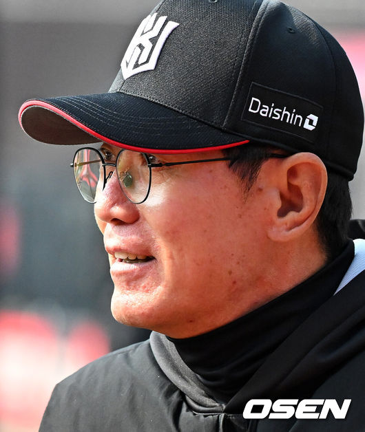 [OSEN=수원, 지형준 기자] 9일 오후 수원KT위즈파크에서  2025 신한 SOL뱅크 KBO 리그 시범경기 KT 위즈와 LG 트윈스의 경기가 열렸다.KBO리그 10개 구단은 오는 18일까지 시범경기 10경기를 소화한다. 2025시즌 개막전은 오는 22일 개최된다. 개막전 매치업은 LG-롯데(서울 잠실구장), KIA-NC(광주-기아챔피언스필드), SSG-두산(인천 SSG랜더스필드), KT-한화(수원 KT위즈파크), 삼성-키움(대구 삼성라이온즈파크)이다.경기에 앞서 KT 이강철 감독이 미소짓고 있다. 2025.03.09 / jpnews@osen.co.kr