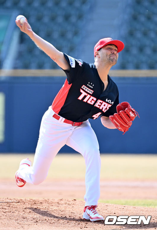 [OSEN=잠실, 민경훈 기자] 14일 오후 서울 잠실야구장에서 2025 신한 SOL뱅크 KBO 리그 시범경기 두산 베어스와 KIA 타이거즈의 경기가 열렸다.KBO리그 10개 구단은 오는 18일까지 시범경기 10경기를 소화한다. 2025시즌 개막전은 오는 22일 개최된다.KIA 선발 네일이 힘차게 공을 뿌리고 있다. 2025.03.14 / rumi@osen.co.kr