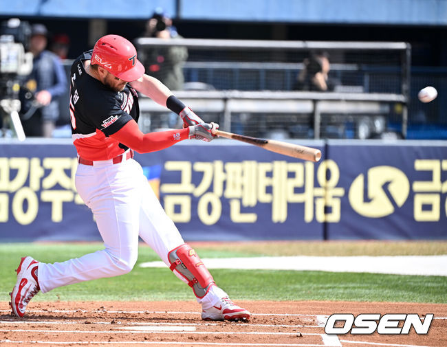[OSEN=잠실, 민경훈 기자] 14일 오후 서울 잠실야구장에서 2025 신한 SOL뱅크 KBO 리그 시범경기 두산 베어스와 KIA 타이거즈의 경기가 열렸다.KBO리그 10개 구단은 오는 18일까지 시범경기 10경기를 소화한다. 2025시즌 개막전은 오는 22일 개최된다.1회초 1사 주자 3루 KIA 위즈덤이 좌월 투런 홈런을 때리고 있다. 2025.03.14 / rumi@osen.co.kr