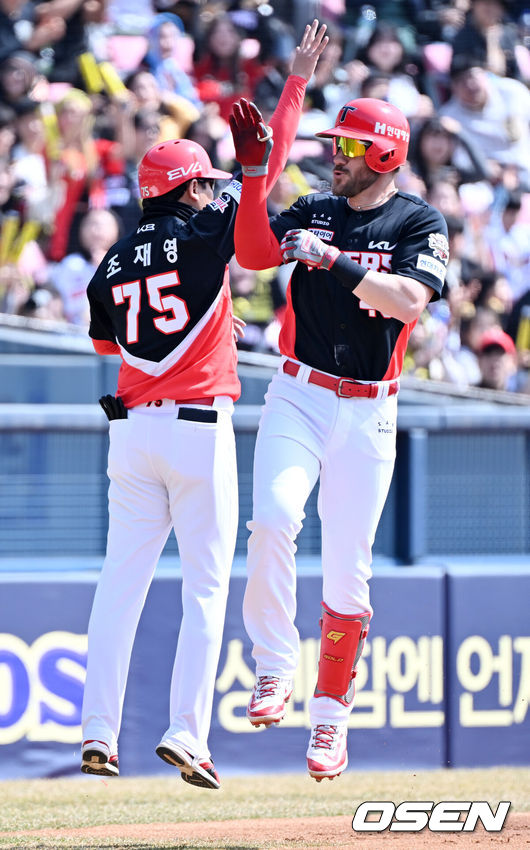 [OSEN=잠실, 민경훈 기자] 14일 오후 서울 잠실야구장에서 2025 신한 SOL뱅크 KBO 리그 시범경기 두산 베어스와 KIA 타이거즈의 경기가 열렸다.KBO리그 10개 구단은 오는 18일까지 시범경기 10경기를 소화한다. 2025시즌 개막전은 오는 22일 개최된다.1회초 1사 주자 3루 KIA 위즈덤이 좌월 투런 홈런을 때린 후 그라운드를 돌고 있다. 2025.03.14 /