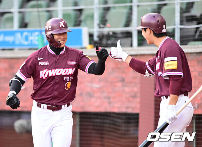 [OSEN=인천, 최규한 기자] 13일 오후 인천 SSG랜더스필드에서 ‘2025 신한 SOL Bank KBO리그’ 시범경기 SSG 랜더스와 키움 히어로즈의 경기가 열렸다.홈팀 SSG은 문승원, 방문팀 키움은 정현우를 선발로 내세웠다.1회초 무사 선두타자로 나선 키움 송성문이 선제 우월 솔로포를 날리고 홈을 밟은 뒤 이주형과 인사를 나누고 있다. 2025.03.13 / dreamer@osen.co.kr