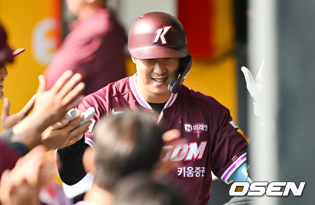 [OSEN=인천, 박준형 기자] 14일 오후 인천 SSG랜더스필드에서 ‘2025 신한 SOL Bank KBO리그’ SSG 랜더스와 키움 히어로즈의 시범경기가 열렸다.홈팀 SSG은 박종훈을 키움은 김서준을 선발투수로 내세웠다.,8회초 2사 키움 김동엽이 솔로포를 날린뒤 동료들의 축하를 받고 있다.   2025.03.14 / soul1014@osen.co.kr