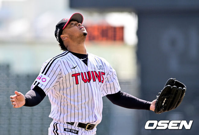 [OSEN=잠실, 조은정 기자]17일 오후 서울 잠실야구장에서 2025 신한 SOL뱅크 KBO 리그 시범경기 LG 트윈스와 NC 다이노스의 경기가 열렸다.홈팀 LG는 에르난데스를, 원정팀 NC는 김태경을 선발 투수로 내세웠다.1회초 이닝을 마친 LG 에르난데스가 더그아웃으로 향하고 있다. 2024.03.17 /cej@osen.co.kr