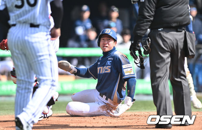 [OSEN=잠실, 조은정 기자]17일 오후 서울 잠실야구장에서 2025 신한 SOL뱅크 KBO 리그 시범경기 LG 트윈스와 NC 다이노스의 경기가 열렸다.홈팀 LG는 에르난데스를, 원정팀 NC는 김태경을 선발 투수로 내세웠다.4회초 2사 1,3루 NC 박영빈이 홈스틸 시도 중 LG 포수 박동원에게 태그아웃되며 아쉬워하고 있다.  2024.03.17 /cej@osen.co.kr