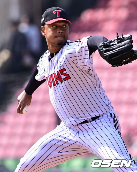 [OSEN=잠실, 조은정 기자]17일 오후 서울 잠실야구장에서 2025 신한 SOL뱅크 KBO 리그 시범경기 LG 트윈스와 NC 다이노스의 경기가 열렸다.홈팀 LG는 에르난데스를, 원정팀 NC는 김태경을 선발 투수로 내세웠다.1회초 LG 에르난데스가 역투하고 있다. 2024.03.17 /cej@osen.co.kr