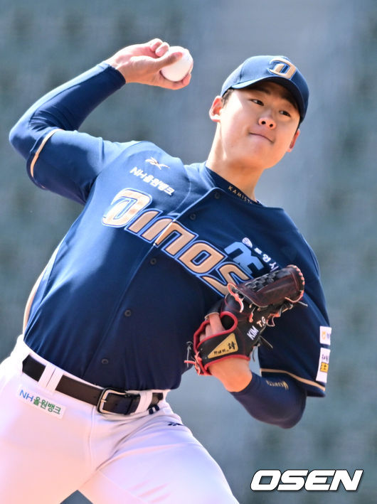 [OSEN=잠실, 조은정 기자]17일 오후 서울 잠실야구장에서 2025 신한 SOL뱅크 KBO 리그 시범경기 LG 트윈스와 NC 다이노스의 경기가 열렸다.홈팀 LG는 에르난데스를, 원정팀 NC는 김태경을 선발 투수로 내세웠다.1회말 NC 선발 김태경이 역투하고 있다. 2024.03.17 /cej@osen.co.kr