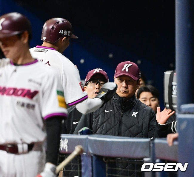 [OSEN=고척, 지형준 기자] 17일 서울 고척스카이돔에서 2025 신한 SOL 뱅크 KBO 리그 키움 히어로즈와 롯데 자이언츠의 시범경기가 열렸다. KBO리그 10개 구단은 오는 18일까지 시범경기 10경기를 소화한다. 2025시즌 개막전은 오는 22일 개최된다. 개막전 매치업은 LG-롯데(서울 잠실구장), KIA-NC(광주-기아챔피언스필드), SSG-두산(인천 SSG랜더스필드), KT-한화(수원 KT위즈파크), 삼성-키움(대구 삼성라이온즈파크)이다.1회말 1사 만루에서 키움 카디네스가 최주환의 중견수 희생플라이에 홈을 밟고 홍원기 감독과 하이파이브를 하고 있다. 2025.03.17 / jpnews@osen.co.kr