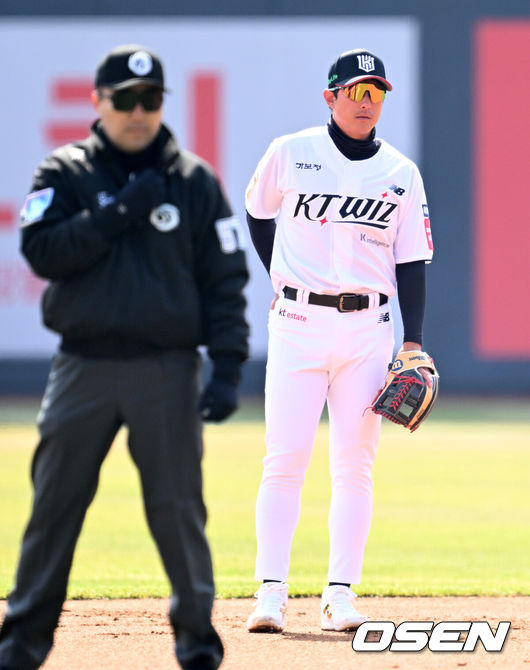 [OSEN=수원, 이대선 기자] 8일 오후 수원KT위즈파크에서  2025 신한 SOL뱅크 KBO 리그 시범경기 KT 위즈와 LG 트윈스의 경기가 열렸다.KT는 고영표, LG는 요니 치리노스를 선발 투수로 내세웠다.1회초 1사에서 KT 황재균이 LG 박해민의 땅볼 때 포구 실책을 하고 아쉬워하고 있다. 2005.03.08 /