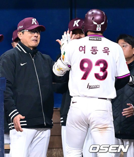 [OSEN=고척, 최규한 기자] 18일 오후 서울 고척스카이돔에서 ‘2025 신한 SOL Bank KBO리그’ 시범경기 키움 히어로즈와 롯데 자이언츠의 경기가 열렸다.홈팀 키움은 정현우, 방문팀 롯데는 나균안을 선발투수로 내세웠다.8회말 2사 주자 없는 상황 키움 여동욱이 역전 좌월 솔로포를 날리고 홈을 밟은 뒤 홍원기 감독과 인사를 나누고 있다. 2025.03.18 / dreamer@osen.co.kr