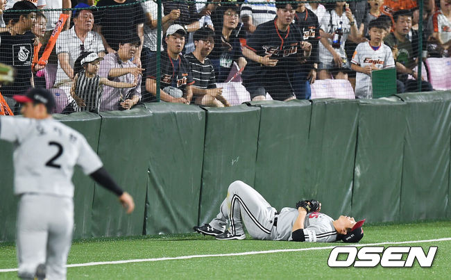 [OSEN=청주, 박준형 기자] 청주구장에서 열린 LG-한화전에서 LG 좌익수 김현수가 타구를 잡은 뒤 펜스에 부딪쳐 쓰러져 있다. /soul1014@osen.co.kr