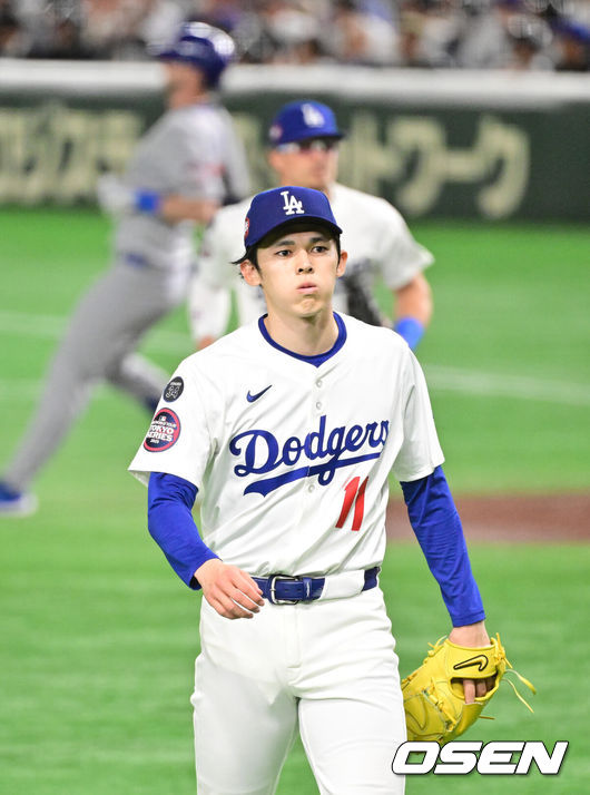 [OSEN=도쿄(일본), 박준형 기자] 19일 오후 일본 도쿄돔에서 MLB 월드투어 도쿄 개막시리즈 2차전 시카고 컵스와 LA 다저스의 경기가 진행됐다이날 선발투수로 시카고컵스는 저스틴 스틸을, LA다저스는 사사키를 내세웠다. 1회말 시카고 컵스 공격을 막은 사사키 로키가 마운드를 내려가고 있다.   2025.03.19 / soul1014@osen.co.kr