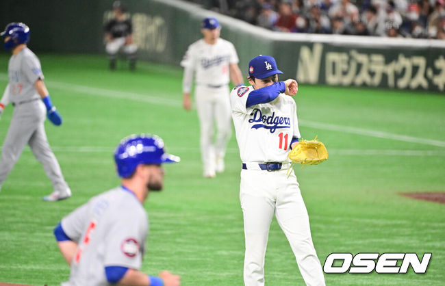 [OSEN=도쿄(일본), 박준형 기자] 19일 오후 일본 도쿄돔에서 MLB 월드투어 도쿄 개막시리즈 2차전 시카고 컵스와 LA 다저스의 경기가 진행됐다이날 선발투수로 시카고컵스는 저스틴 스틸을, LA다저스는 사사키를 내세웠다. 3회말 LA 다저스 사사키가 밀어내기 볼넷을 허용하고 있다.  2025.03.19 / soul1014@osen.co.kr