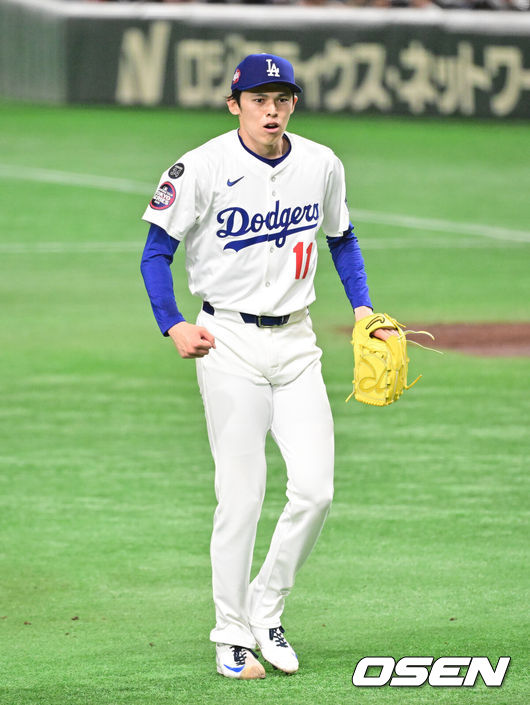[OSEN=도쿄(일본), 박준형 기자] 19일 오후 일본 도쿄돔에서 MLB 월드투어 도쿄 개막시리즈 2차전 시카고 컵스와 LA 다저스의 경기가 진행됐다이날 선발투수로 시카고컵스는 저스틴 스틸을, LA다저스는 사사키를 내세웠다. 3회말 만루위기를 1실점으로 막아낸 LA 다저스 사사키가 기뻐하고 있다. 2025.03.19 / soul1014@osen.co.kr