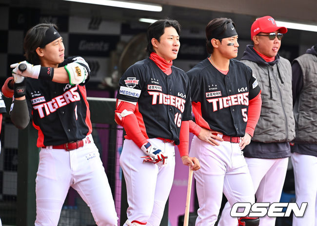 [OSEN=부산, 이석우 기자] KIA 타이거즈 박찬호, 최원준, 김도영, 이범호 감독 166 2025.03.08 / foto0307@osen.co.kr