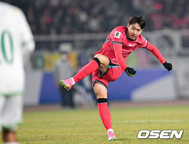 [OSEN=고양, 최규한 기자] 대한민국 남자축구대표팀이 20일 고양종합운동장에서 ‘2026 국제축구연맹(FIFA) 북중미 월드컵’ 아시아지역 3차 예선 B조 7차전 오만과 맞대결을 펼쳤다.B조에 속해 있는 한국은 4승 2무, 승점 14로 조 선두를 달리고 있다. 2위는 이라크(승점 11), 3위는 요르단(승점 9)이다. 한국이 이번 2연전에서 2승을 거두면 북중미 월드컵 본선진출을 조기에 확정한다. 전반 한국 이강인이 황희찬의 골을 어시스트하고 있다. 2025.03.20 / dreamer@osen.co.kr