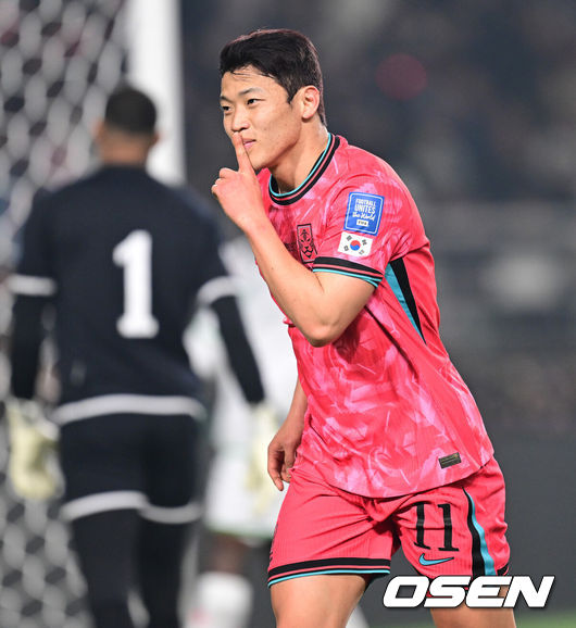 [OSEN=고양, 최규한 기자] 대한민국 남자축구대표팀이 20일 고양종합운동장에서 ‘2026 국제축구연맹(FIFA) 북중미 월드컵’ 아시아지역 3차 예선 B조 7차전 오만과 맞대결을 펼쳤다.B조에 속해 있는 한국은 4승 2무, 승점 14로 조 선두를 달리고 있다. 2위는 이라크(승점 11), 3위는 요르단(승점 9)이다. 한국이 이번 2연전에서 2승을 거두면 북중미 월드컵 본선진출을 조기에 확정한다. 전반 한국 황희찬이 선제골을 작렬시킨 뒤 기뻐하고 있다. 2025.03.20 / dreamer@osen.co.kr