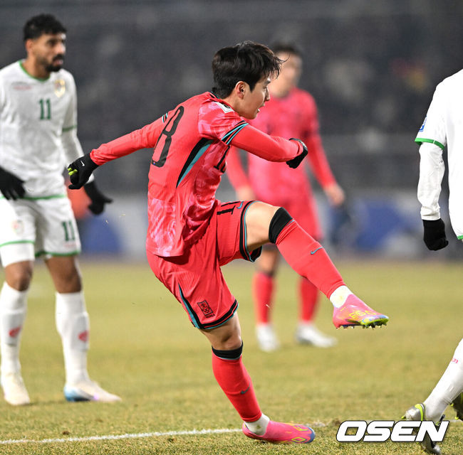 [OSEN=고양, 이대선 기자] 20일 오후 경기도 고양종합운동장에서 2026 국제축구연맹(FIFA) 북중미 월드컵 아시아지역 3차 예선 B조 7차전 한국과 오만의 경기가 열렸다.승점 14점(4승 2무)으로 B조 1위를 유지하고 있는 한국이 오만전과 25일 예정된 요르단전에서 모두 승리해 승점 6점을 얻어낸다면, 6월 예정된 이라크, 쿠웨이트와 경기 결과와 상관없이 11회 연속 월드컵 본선 진출을  확정 짓는다.후반 한국 이강인이 슛을 시도하고 있다. 2025.03.20 /sunday@osen.co.kr