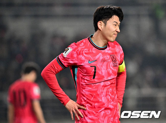 [OSEN=고양, 조은정 기자]20일 오후 경기도 고양종합운동장에서 2026 국제축구연맹(FIFA) 북중미 월드컵 아시아지역 3차 예선 B조 7차전 한국과 오만의 경기가 열렸다.승점 14점(4승 2무)으로 B조 1위를 유지하고 있는 한국이 오만전과 25일 예정된 요르단전에서 모두 승리해 승점 6점을 얻어낸다면, 6월 예정된 이라크, 쿠웨이트와 경기 결과와 상관없이 11회 연속 월드컵 본선 진출을  확정 짓는다. 후반 한국 손흥민이 슛 찬스를 놓친 뒤 아쉬워하고 있다. 2025.03.20 /cej@osen.co.kr