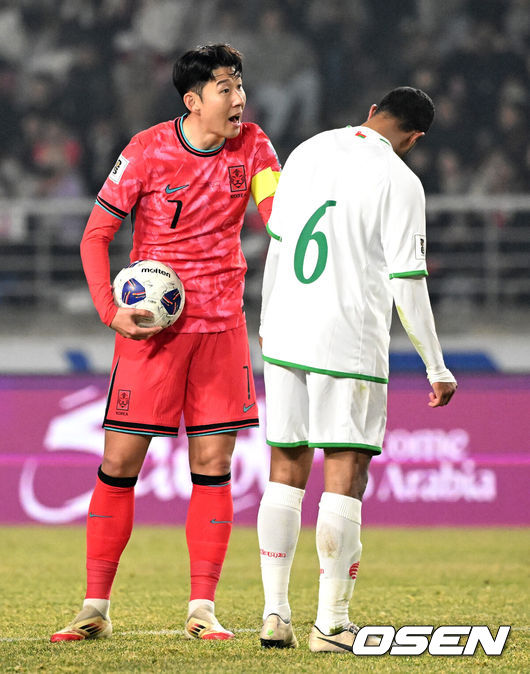 [OSEN=고양, 이대선 기자] 대한민국 대표팀이 홈에서 오만에 1-1로 비겼다. 홍명보(56) 감독이 이끄는 한국 축구 대표팀은 20일 오후 8시 고양종합운동장에서 열린 2026 국제축구연맹(FIFA) 북중미 월드컵 아시아지역 3차 예선 B조 7차전 오만과 맞대결을 치러 1-1로 비겼다.이로써 한국은 승점 15점(4승 3무)을 기록하며 B조 1위를 유지했다.전반 한국 손흥민이 상대 선수의 프리킥 방해에 어필하고 있다. 2025.03.20 /sunday@osen.co.kr