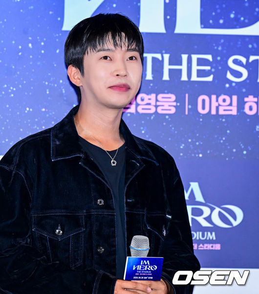 [OSEN=지형준 기자] 22일 오후 서울 CGV 용산 아이파크몰에서 영화 '임영웅 아임 히어로 더 스타디움' 언론시사회 및 무대인사가 열렸다.‘임영웅│아임 히어로 더 스타디움’은 지난 5월 약 10만 명의 영웅시대와 서울월드컵경기장을 하늘빛으로 가득 채운 임영웅의 첫 스타디움 입성기를 다룬 영화로, 공연 실황과 함께 비하인드가 그려진다.임영웅이 포토타임을 하고 있다. 2024.08.22 / jpnews@osen.co.kr