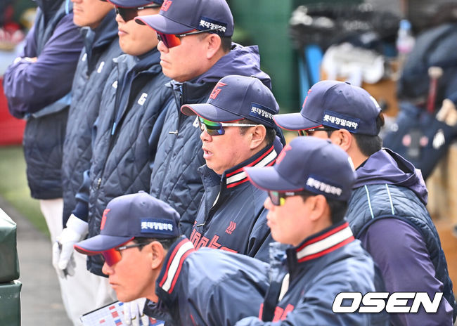 [OSEN=부산, 이석우 기자] 13일 부산 사직야구장에서 2025 신한 SOL 뱅크 KBO 리그 롯데 자이언츠와 한화 이글스의 시범경기가 열렸다. 홈팀 롯데는 데이비슨이 선발로 출전하고, 방문팀 한화는 류현진이 선발로 출전했다.롯데 자이언츠 김태형 감독이 5회초 1사 1루 한화 이글스 노시환의 좌중월 역전 2점 홈런을 바라보고 있다. 2025.03.13 / foto0307@osen.co.kr