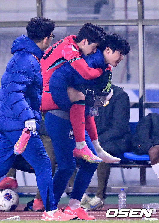 [OSEN=고양, 최규한 기자] 대한민국 대표팀이 홈에서 오만에 1-1로 비겼다. 홍명보(56) 감독이 이끄는 한국 축구 대표팀은 20일 오후 8시 고양종합운동장에서 열린 2026 국제축구연맹(FIFA) 북중미 월드컵 아시아지역 3차 예선 B조 7차전 오만과 맞대결을 치러 1-1로 비겼다. 후반 한국 이강인이 스태프의 등에 업혀 피치를 빠져나가고 있다. 2025.03.20 / dreamer@osen.co.kr