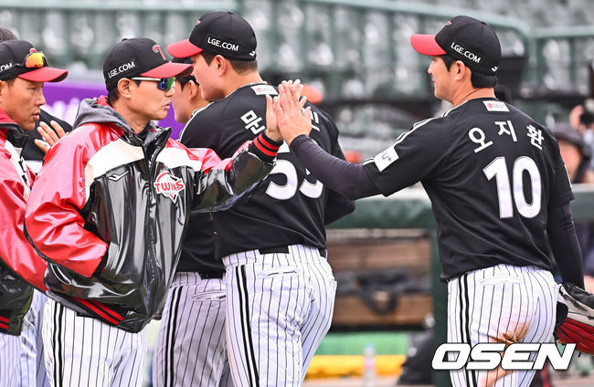 [OSEN=부산, 이석우 기자] 10일 부산 사직야구장에서 2025 신한 SOL 뱅크 KBO 리그 롯데 자이언츠와 LG 트윈스의 시범경기가 열렸다. LG 트윈스 염경엽 감독이 롯데 자이언츠에 8-2로 승리한 후 오지환과 기쁨을 나누고 있다. 2025.03.10 / foto0307@osen.co.kr