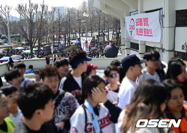 [OSEN=잠실, 김성락 기자] 22일 서울 잠실야구장에서 2025 신한 SOL Bank KBO리그 LG 트윈스와 롯데 자이언츠의 개막전이 열렸다.홈팀인 LG 트윈스는 새 외인 치리노스를 선발로, 원정팀 롯데 자이언츠는 반즈를 선발로 내세웠다.개막전을 맞아 수많은 팬들이 야구장을 방문하고 있다. 2025.03.22 / ksl0919@osen.co.kr