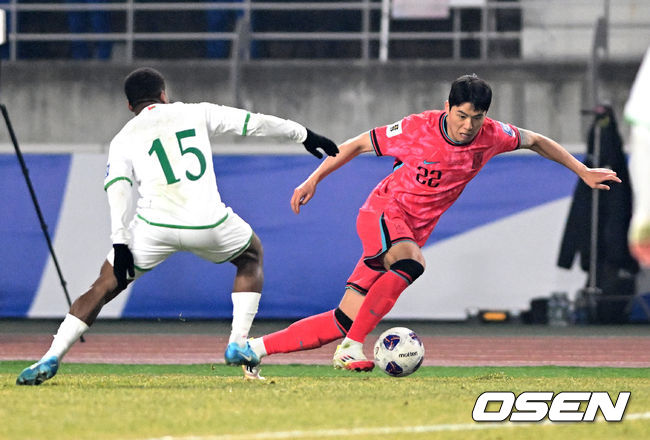 [OSEN=고양, 이대선 기자] 대한민국 대표팀이 홈에서 오만에 1-1로 비겼다. 홍명보(56) 감독이 이끄는 한국 축구 대표팀은 20일 오후 8시 고양종합운동장에서 열린 2026 국제축구연맹(FIFA) 북중미 월드컵 아시아지역 3차 예선 B조 7차전 오만과 맞대결을 치러 1-1로 비겼다.이로써 한국은 승점 15점(4승 3무)을 기록하며 B조 1위를 유지했다.후반 한국 설영우가 드리블 돌파를 하고 있다. 2025.03.20 /sunday@osen.co.kr