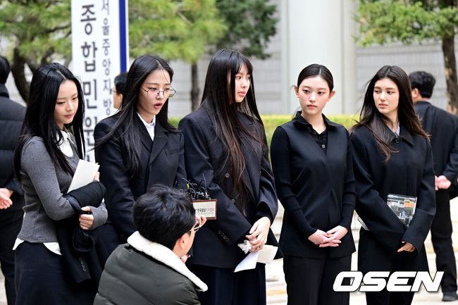 [OSEN=최규한 기자] 7일 서울 서초동 서울중앙지방법원에서 어도어가 뉴진스(NJZ) 멤버 5명을 상대로 낸 '기획사 지위보전과 광고 계약 체결 금지 가처분' 사건의 첫 심문기일이 진행됐다.이날 뉴진스(NJZ) 멤버 민지, 하니, 다니엘, 해린, 혜인 모두 직접 법원에 출석했다. 뉴진스(NJZ) 멤버 하니, 민지, 혜인, 해린, 다니엘(왼쪽부터)가 법원을 나서며 취재진에게 입장을 전하고 있다. 2025.03.07 / dreamer@osen.co.kr