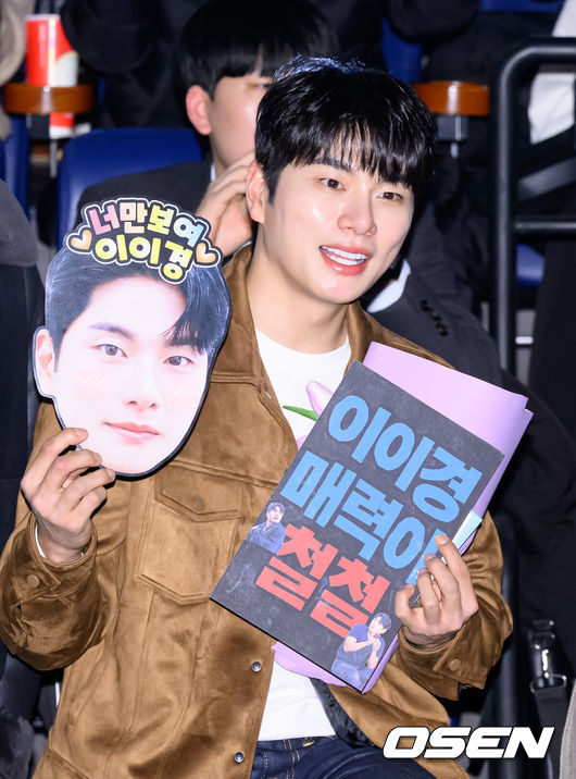 [OSEN=이대선 기자] 22일 서울 CGV 용산아이파크몰에서 영화 '히트맨2'(감독 최원섭) 무대인사가 진행됐다.‘히트맨2’는 대히트 흥행 작가에서 순식간에 ‘뇌절작가’로 전락한 ‘준’(권상우 분)이 야심 차게 선보인 신작 웹툰을 모방한 테러가 발생하고, 하루아침에 범인으로 몰리면서 벌어지는 코믹 액션 영화다. 오는 22일 개봉.배우 이이경이 관객과 기념촬영을 하고 있다. /2025.01.22 /sunday@osen.co.kr