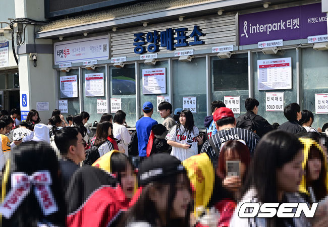 [OSEN=잠실, 김성락 기자] 22일 서울 잠실야구장에서 2025 신한 SOL Bank KBO리그 LG 트윈스와 롯데 자이언츠의 개막전이 열렸다. 개막전을 맞아 수많은 팬들이 야구장을 방문하고 있다. 2025.03.22 / ksl0919@osen.co.kr
